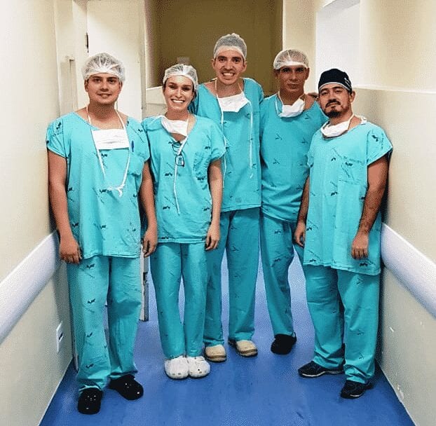 Equipe que realizou neurocirurgia inovadora na região: Médicos Hugo Santiago, Adria Gabrielle Biondi Soares, Gustavo Veloso Lages (neurocirurgião e coordenador), Warley de Freitas Barbosa e Ricardo Felipe