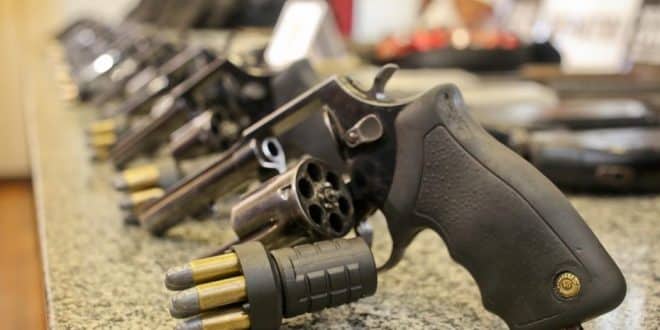 Decreto de Bolsonaro permitirá que 255 mil possam andar armados nas ruas