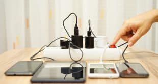 Não é recomendável utilizar os dispositivos móveis conectados às tomadas