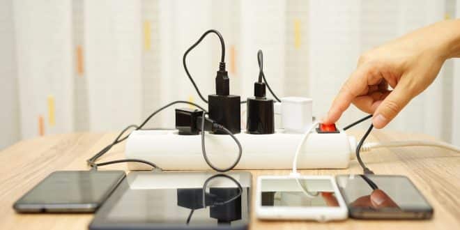 Não é recomendável utilizar os dispositivos móveis conectados às tomadas