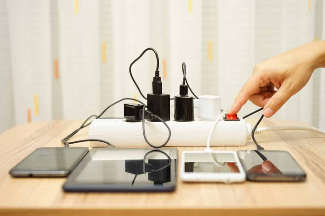 Não é recomendável utilizar os dispositivos móveis conectados às tomadas