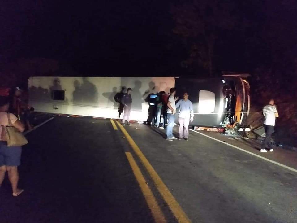 Norte de Minas - Acidente entre ônibus e caminhão deixa um morto e feridos em Várzea da Palma