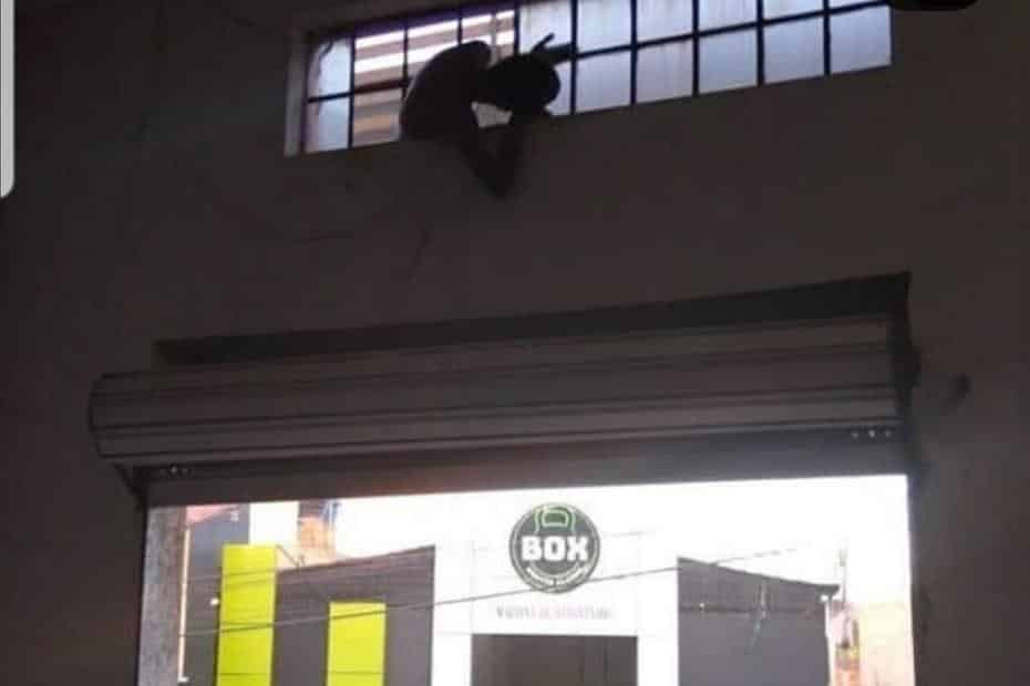 Montes Claros - Adolescente tenta furtar loja, mas fica preso em grade por mais de 3 horas