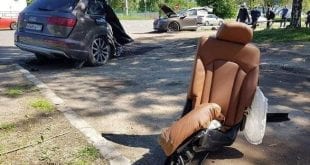 Motorista bateu lateralmente em poste metálico