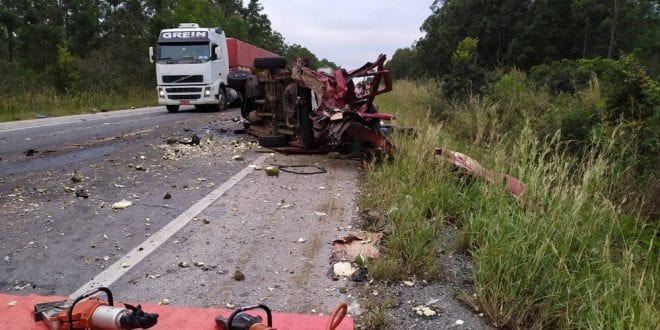 Norte de Minas - Acidente entre van e caminhão deixa dois pessoas mortas no Norte de Minas