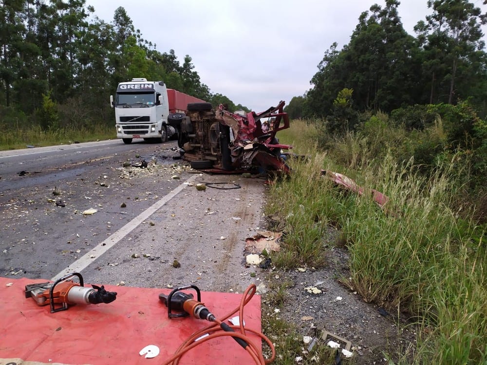 Norte de Minas - Acidente entre van e caminhão deixa dois pessoas mortas no Norte de Minas