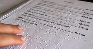 A lei, de 9 de maio de 2019, determina que bares, lanchonetes, restaurantes e estabelecimentos similares da cidade disponibilizem cardápios ou listas de preços no sistema de escrita Braille, ou acesso a leitor de tela, para deficientes visuais.