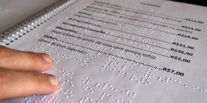 A lei, de 9 de maio de 2019, determina que bares, lanchonetes, restaurantes e estabelecimentos similares da cidade disponibilizem cardápios ou listas de preços no sistema de escrita Braille, ou acesso a leitor de tela, para deficientes visuais.