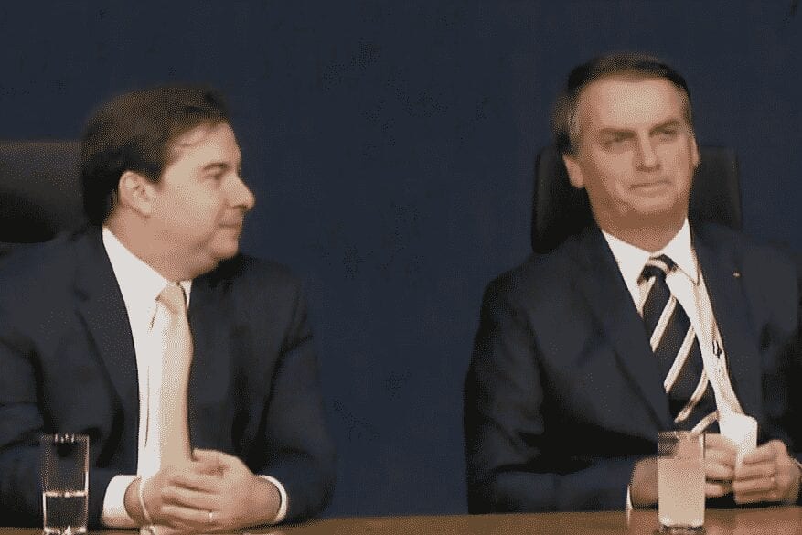 'Com a caneta eu tenho mais poder do que você', diz Bolsonaro a Maia