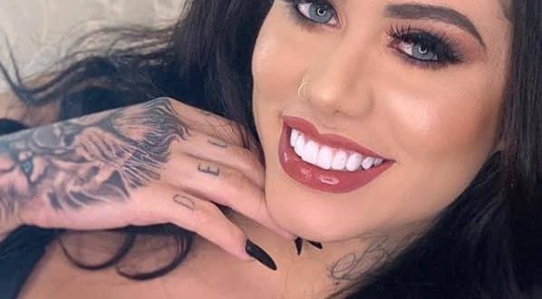 Milena Andrade, de 20 anos, foi encontrada com o fio da chapinha de cabelo enrolado no pescoço