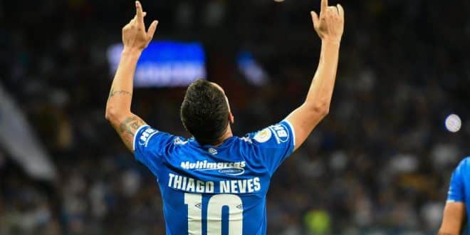 Thiago Neves fez o gol da vitória celeste em noite de Fábio