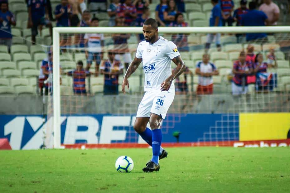 Raposa tem média de quase dois gols sofridos por partida do Brasileirão