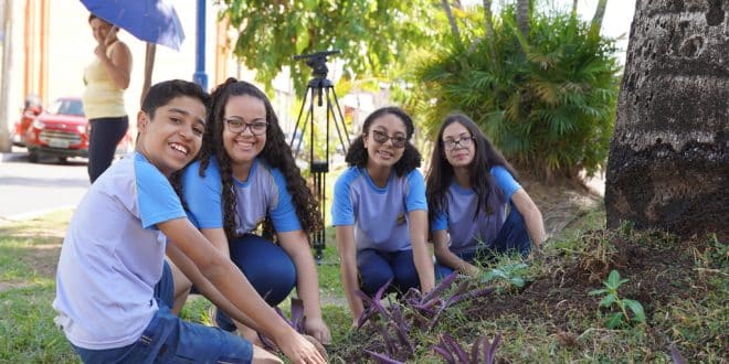 Montes Claros - Alunos da Escola Adventista comemoram Dia Mundial do Meio Ambiente na Praça