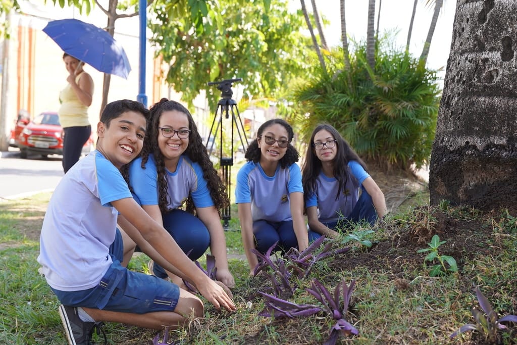 Montes Claros - Alunos da Escola Adventista comemoram Dia Mundial do Meio Ambiente na Praça