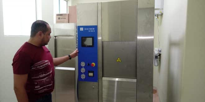 Norte de Minas - Diretor administrativo apresenta novo equipamento de autoclave do Hospital de Januária