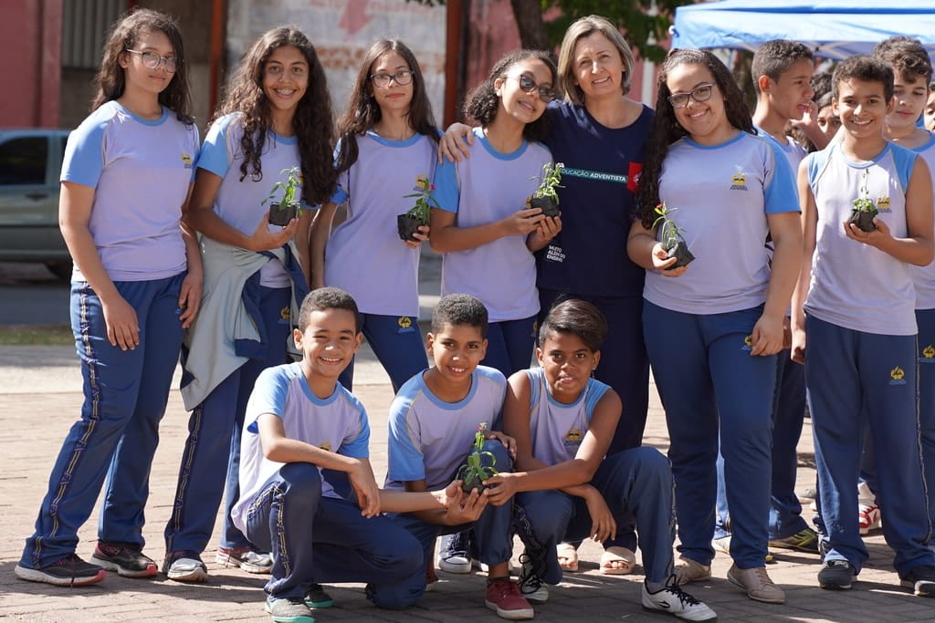 Montes Claros - Alunos da Escola Adventista comemoram Dia Mundial do Meio Ambiente na Praça