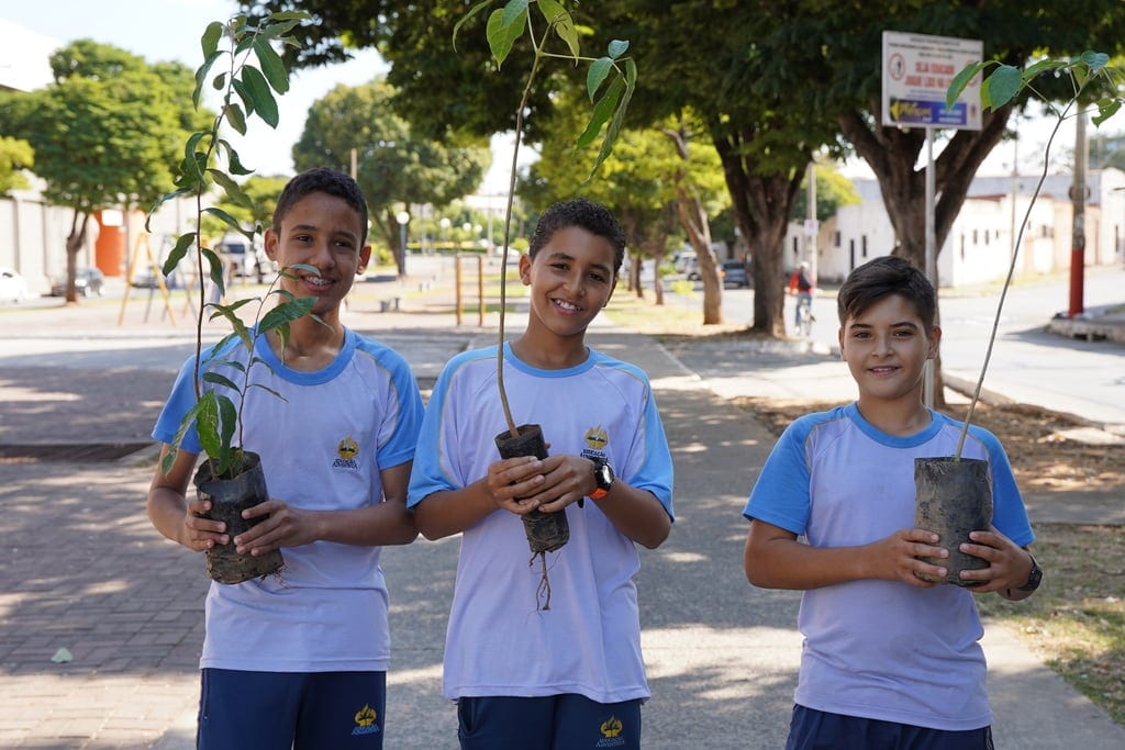 Montes Claros - Alunos da Escola Adventista comemoram Dia Mundial do Meio Ambiente na Praça
