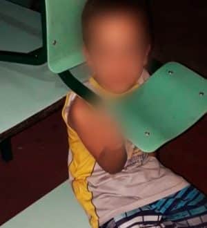 Criança de 3 anos fica com a cabeça presa em cadeira escolar em Montes Claros