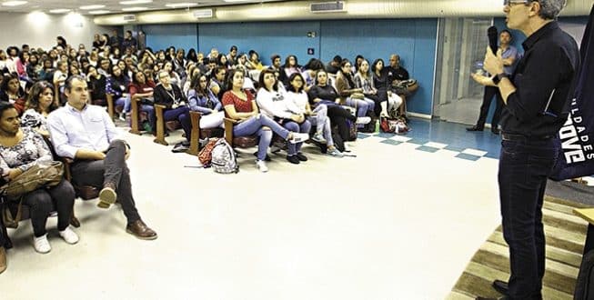 PALESTRA – Após entrevista, governador falou a alunos e funcionários das Faculdades Promove