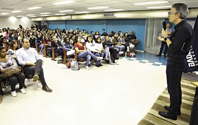 PALESTRA – Após entrevista, governador falou a alunos e funcionários das Faculdades Promove