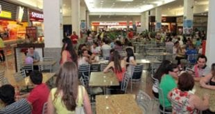 Música alta no restaurante induz clientes a pedirem comida não saudável