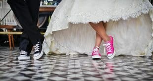 Essa prática é amplamente considerada uma violação dos direitos humanos e uma forma de violência.