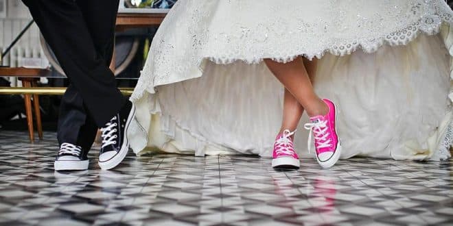 Essa prática é amplamente considerada uma violação dos direitos humanos e uma forma de violência.