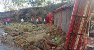 Montes Claros - Caminhão tomba em Montes Claros e motorista fica ferido