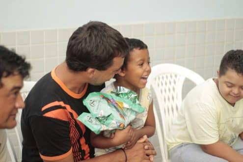 Vinícius faz tratamento contra o câncer há dois anos em Montes Claros — Foto: Fundação Sara Albuquerque / ASCOM