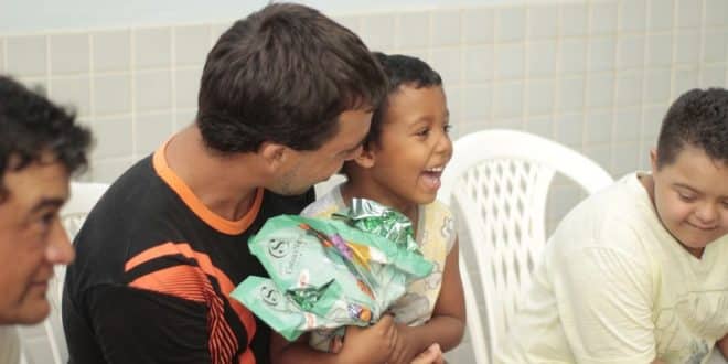 Vinícius faz tratamento contra o câncer há dois anos em Montes Claros — Foto: Fundação Sara Albuquerque / ASCOM