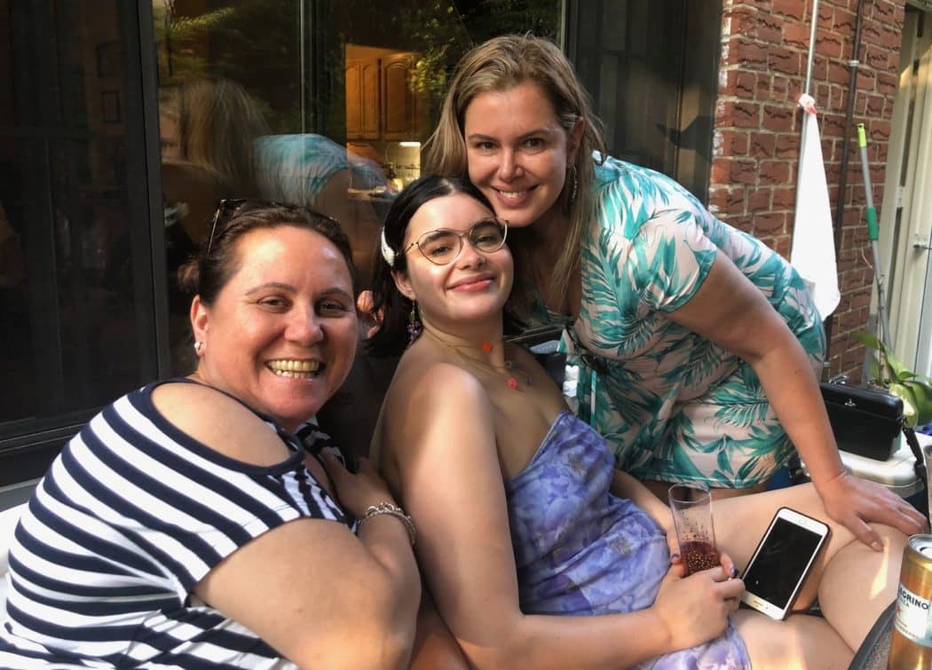 Barbie Ferreira com a mãe Jana Seppe e amiga