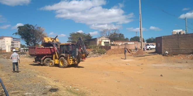 Montes Claros - VLI realiza limpeza das margens da linha férrea em Montes Claros