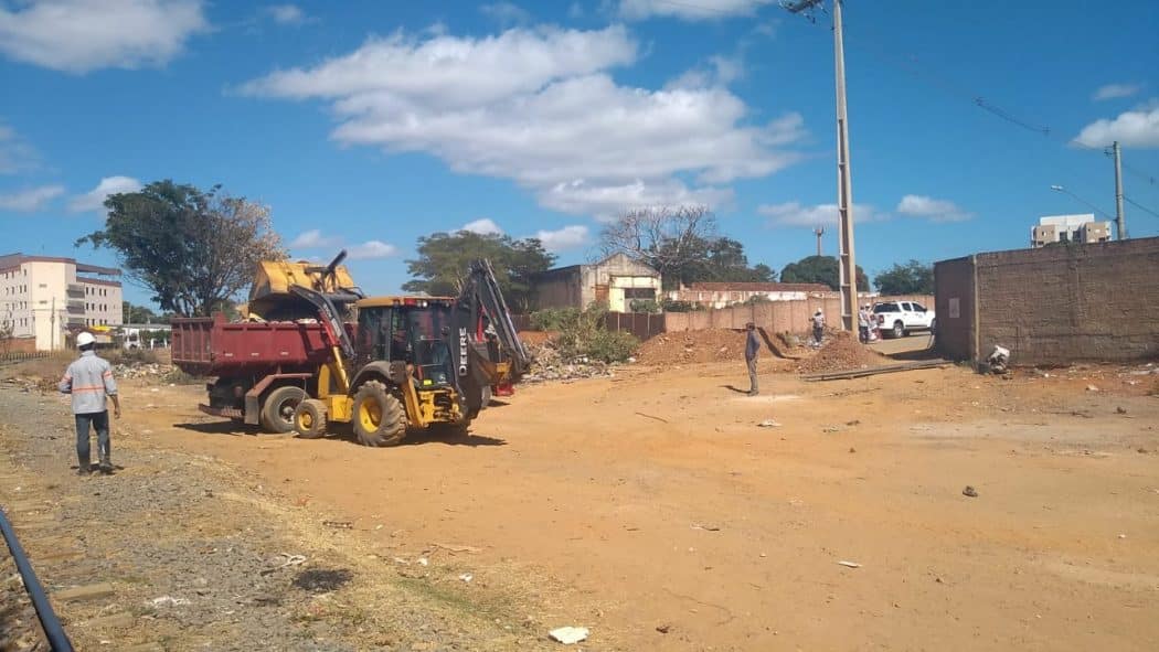 Montes Claros - VLI realiza limpeza das margens da linha férrea em Montes Claros