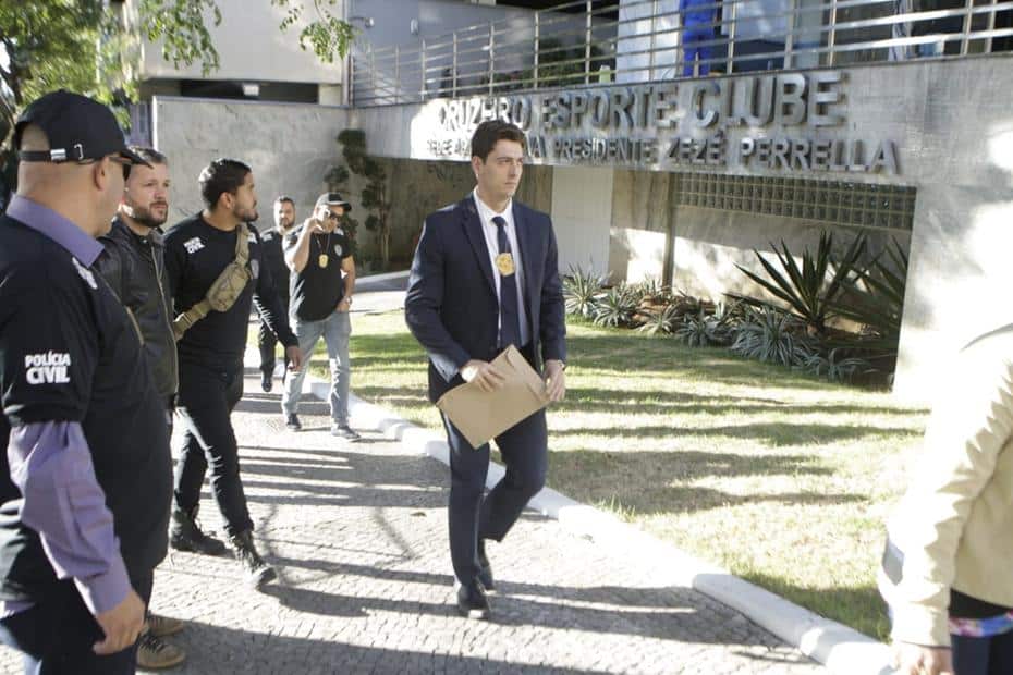 A dois dias do clássico, Polícia Civil cumpre mandados na sede do Cruzeiro