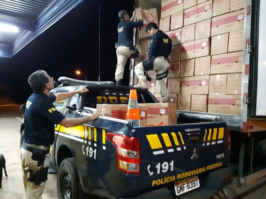 Montes Claros - PRF em Montes Claros apreende 750 caixas de cigarros de fabricação paraguaia encoberta por caixas de ovos