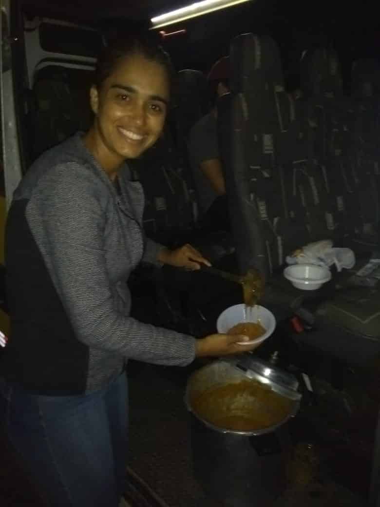 Montes Claros - Adventistas levam sopa, agasalho e esperança para pessoas em situação de rua