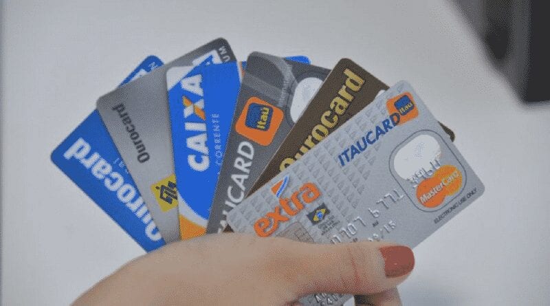 Cartão de crédito e cheque especial superam taxa de juros de 300% ao ano