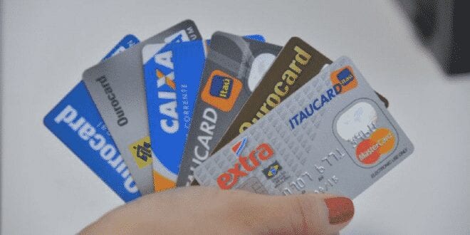 Cartão de crédito e cheque especial superam taxa de juros de 300% ao ano