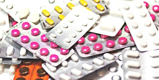Suplementação com vitamina D só deve ser feita se a pessoa apresentar carência do hormônio no organismo e estiver no grupo de risco, alertam os especialistas