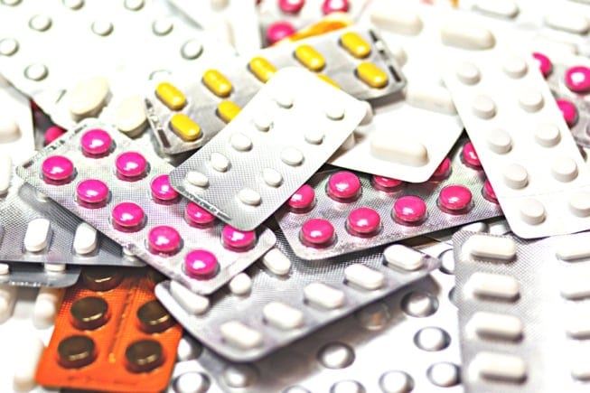 Suplementação com vitamina D só deve ser feita se a pessoa apresentar carência do hormônio no organismo e estiver no grupo de risco, alertam os especialistas