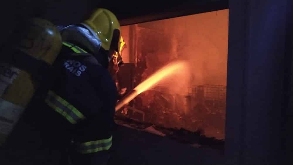 Montes Claros - Incêndio destrói galpão no Distrito Industrial