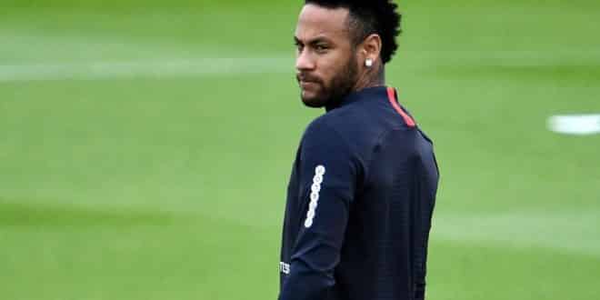 Impasses travam saída e deixam Neymar perto de permanecer no PSG