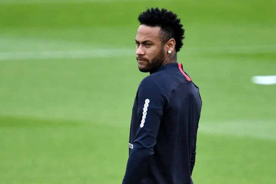 Impasses travam saída e deixam Neymar perto de permanecer no PSG