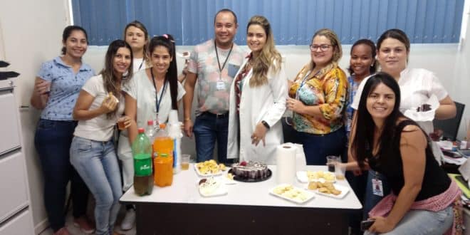 Norte de Minas - Motivados, servidores fazem surpresa para diretor do hospital de Januária