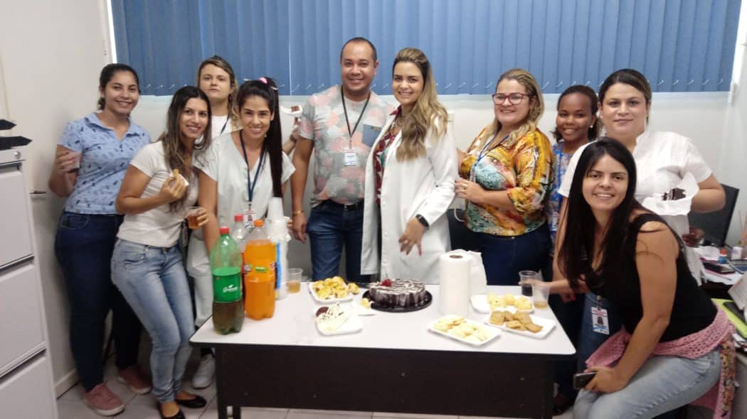 Norte de Minas - Motivados, servidores fazem surpresa para diretor do hospital de Januária