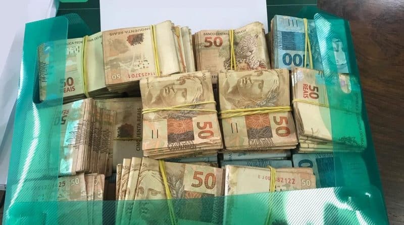 A Polícia Federal apreendeu dois veículos e cerca de 148 mil reais durante a deflagração da Operação “ROTA 090” Foto: PF