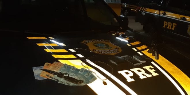 Montes Claros - PRF prende dois por roubo de caminhão e carga e apreende arma em Montes Claros