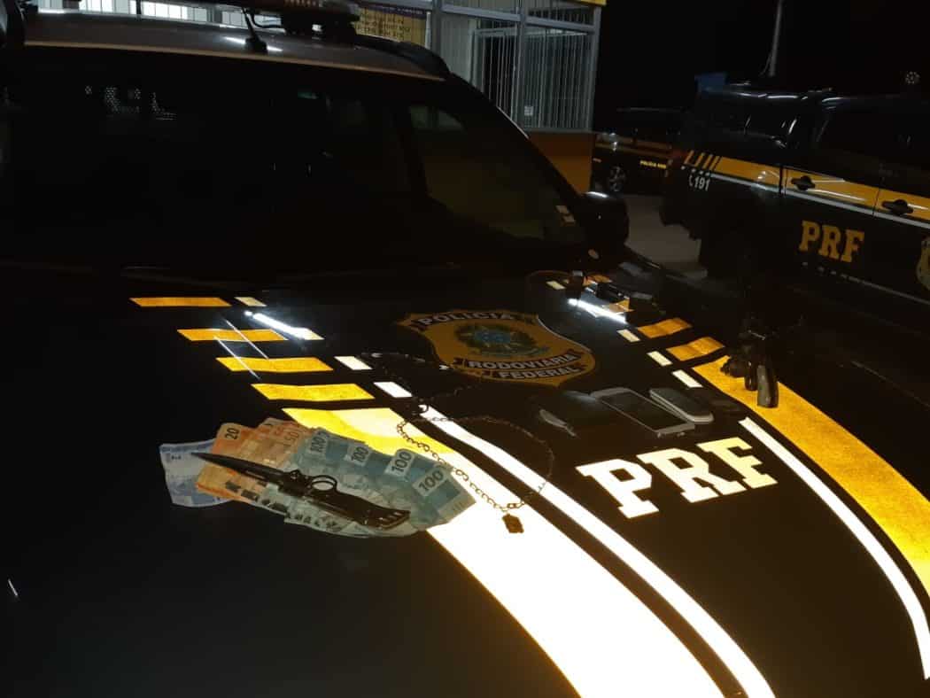 Montes Claros - PRF prende dois por roubo de caminhão e carga e apreende arma em Montes Claros