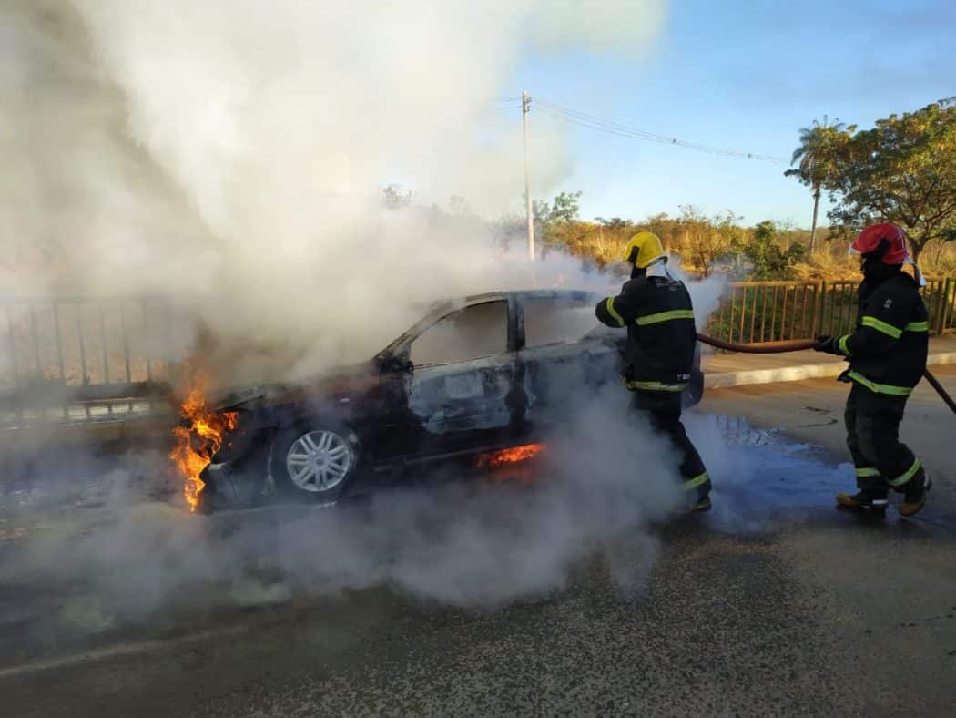 Montes Claros - Carro de passeio pega fogo em Montes Claros