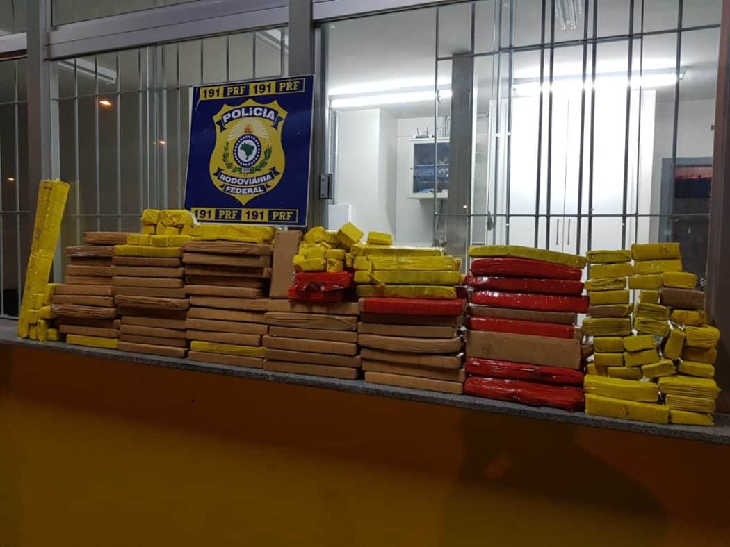 Montes Claros - PRF apreende cerca de 140 quilos de maconha em Montes Claros